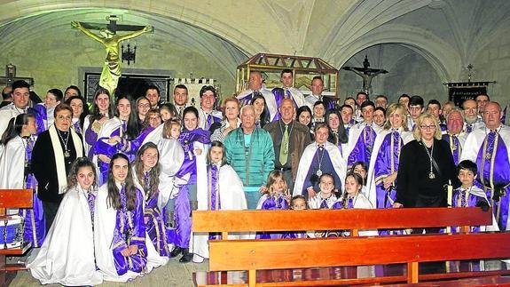 Foto de familia de los cofrades del nazareno, junto al Santo Sepulcro.