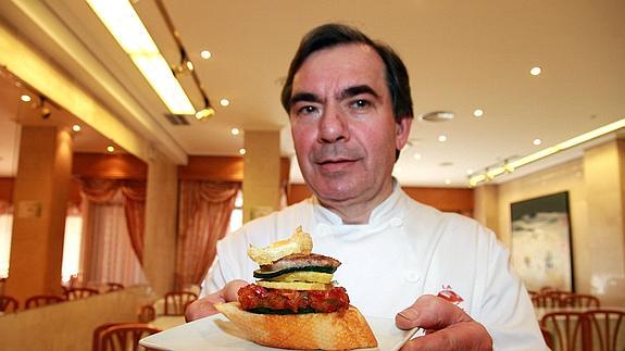 Alfonso García de Frutos muestra 'La tapa teresiana' de La Codorniz. Rosa Blanco