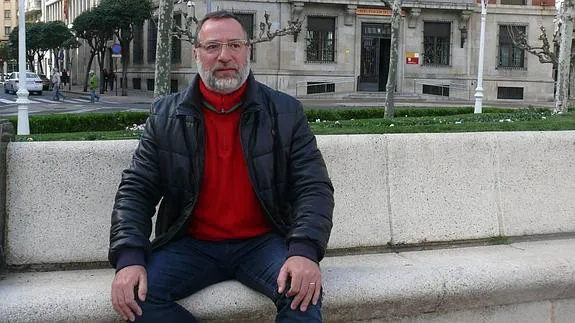 Alejandro Valderas posa en la plaza de la Inmaculada de León.