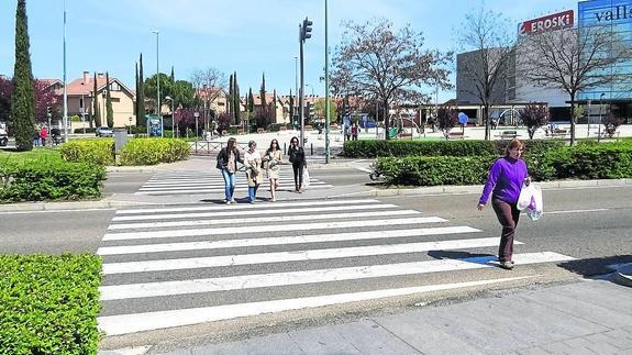 Paso de peatones que atraviesa la avenida de Zamora, en la parte posterior de Vallsur. 