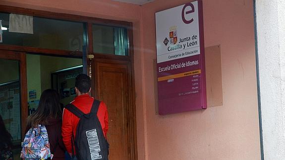 Dos estudiantes acceden al centro. 