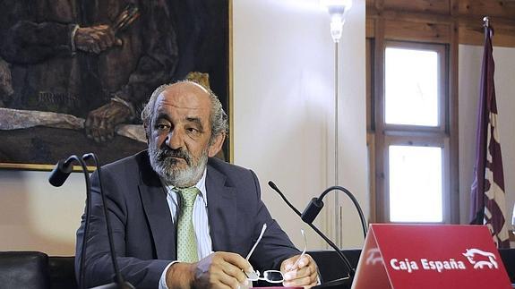 Santos Llamas durante la rueda de prensa donde anunció que no se presentaba a la reelección como presidente de Caja España, en septiembre de 2010.