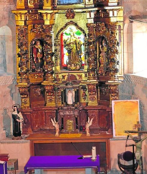 El retablo mayor de la iglesia es de finales del siglo XVII. 