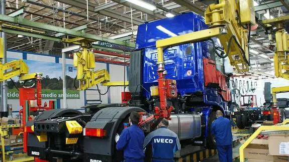 Fabricación de un camión en la factoría de Iveco, en Madrid. Las cabinas de estos vehículos comenzarán a fabricarse en la planta de Valladolid. 