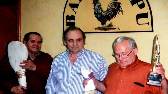 Los ganadores del torneo, con el propietario del establecimiento, Máximo Lázaro (centro). El Norte