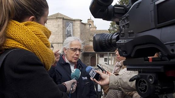 La directora del documental, Belén Molinero entrevistada junto al convento de Nuestra Señora de Gracia.