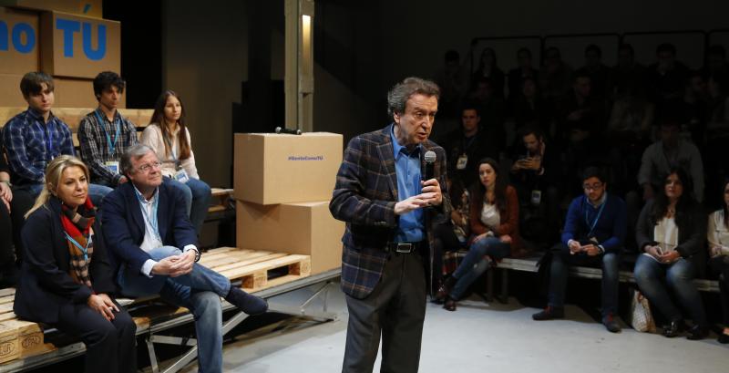 De Santiago-Juárez interviene ante la mirada de Valdeón y Silván. 