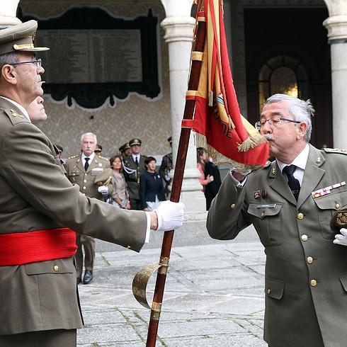 Uno de los miembros de la 263ª Promoción besa el estandarte, este viernes. 