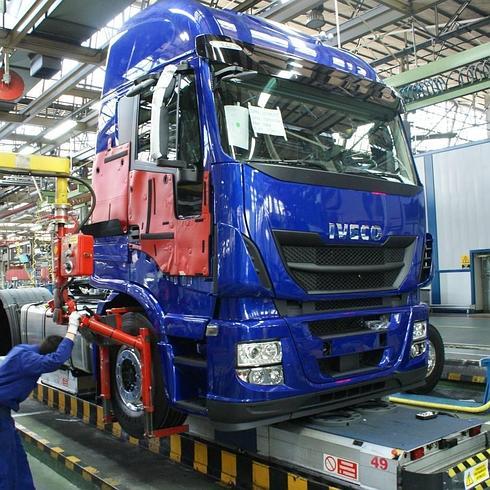 Fabricación de un camión de Iveco en la factoría de la multinacional en Madrid.
