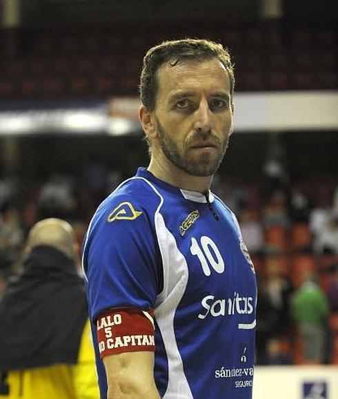 Fernando luce el brazalete de capitán con el homenaje a Lalo. 
