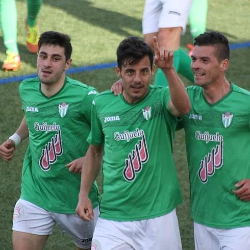 Carlos Rubén celebra su gol ante el Celta B señalando a la grada. 