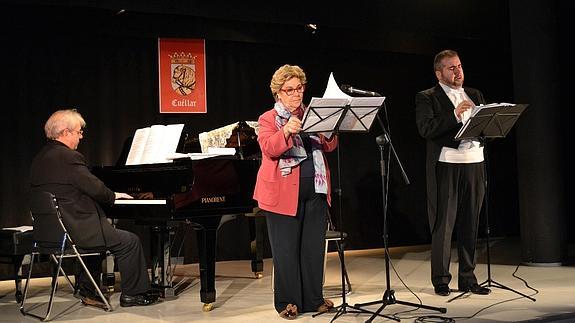 Paloma Gómez Borrero y el pianista Antonio López, durante la actuación. 