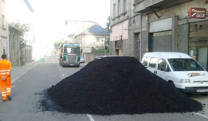 Carbón en una calle de Villablino tras la actuación de un piquete.