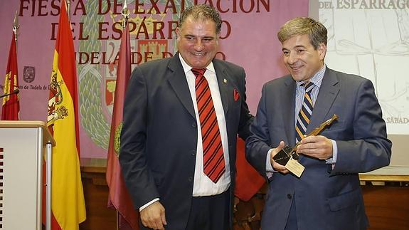 El director general de El Norte de Castilla, Ángel de las Heras, recoge el Premio Espárrago 2015 de manos del alcade de Tudela de Duero, Óscar Soto.