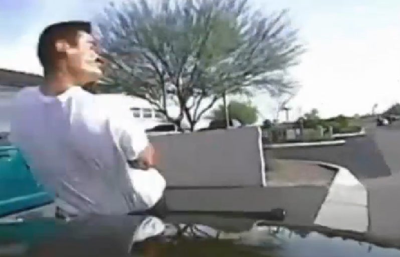 Instante en el que el coche de policía arrolla al sospechoso.