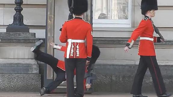 Un soldado se cae durante el tradicional cambio de guardia en Buckingham Palace