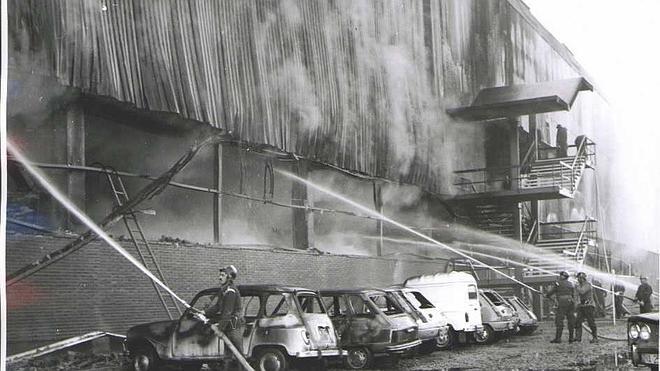 Bomberos sofocando el incendio de Montaje 2. 