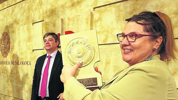Inmaculada dePrado muestra el premio en presencia del director general de Trabajo, Carlos Díez. 