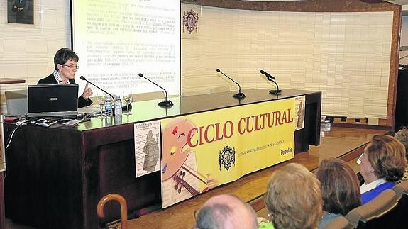 María Jesús Mancho, durante su conferencia en el Colegio de Médicos. 