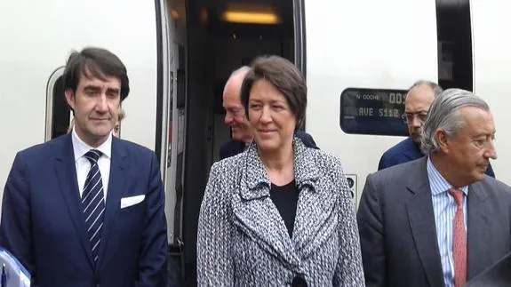 El delegado del Gobierno, Suaárez Quiñones, la comisaria de Transportes, Violeta Bulc y el secretario de Estado de Infraestructuras, Julio Gómez.