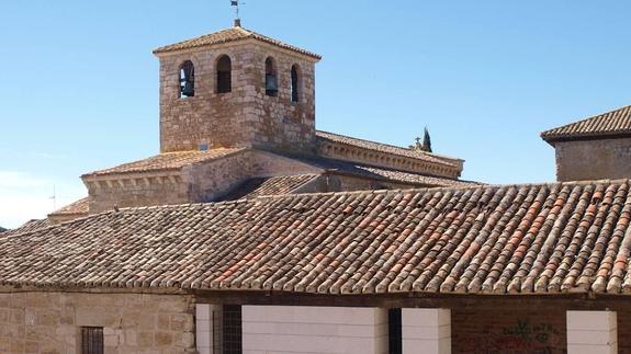 Construcción aneja a la iglesia e inacabada.