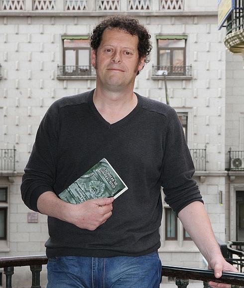 Eduardo Juárez, con su libro. 