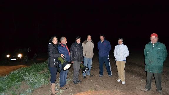 Un grupo de agricultores y vecinos de Pollos durante una de las rondas nocturnas. 