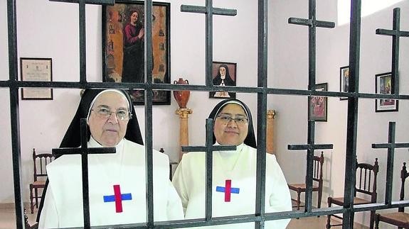 Madre abadesa sor María Gracia junto a sor Irma Delgado. Arriba la Venerable.