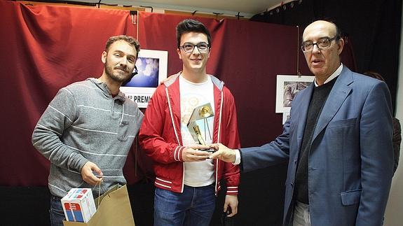 Manuel Gómez recibe el trofeo de manos del alcalde, y junto a ellos un miembro de la organización. Fernando dela Calle