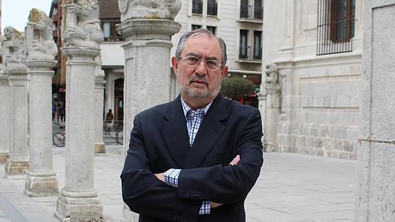 El exdirigente socialista Jesús Quijano posa ante la fachada de la Universidad de Derecho de Valladolid, donde él es profesor de Derecho Mercantil.