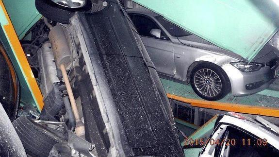 Fotografía facilitada por el Departamento de Bomberos de Taipei que muestra varios coches amontonados y con destrozos ocasionados por el terremoto. 