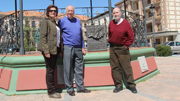 Maria Cruz González, Ricardo Ungría y Emiliano Moreno, junto a la placa. F.G. MURIEL