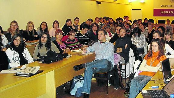 Estudiantes de la Facultad de Ciencias del Trabajo, en una sesión del Aula Empresa organizada por Renault.