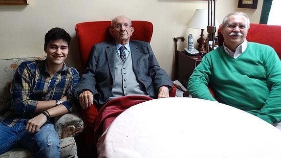Tres generacionesde socios del Casino: Mariano Sáez (centro), flanqueado por su hijo, que lleva el mismo nombre, y su nieto Miguel Sáez.