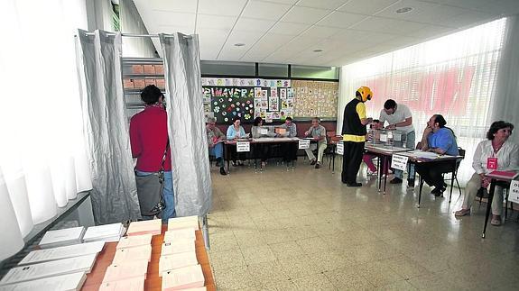 Uno de los colegios electorales de la capital palentina, en las elecciones municipales y autonómicas de 2011. 