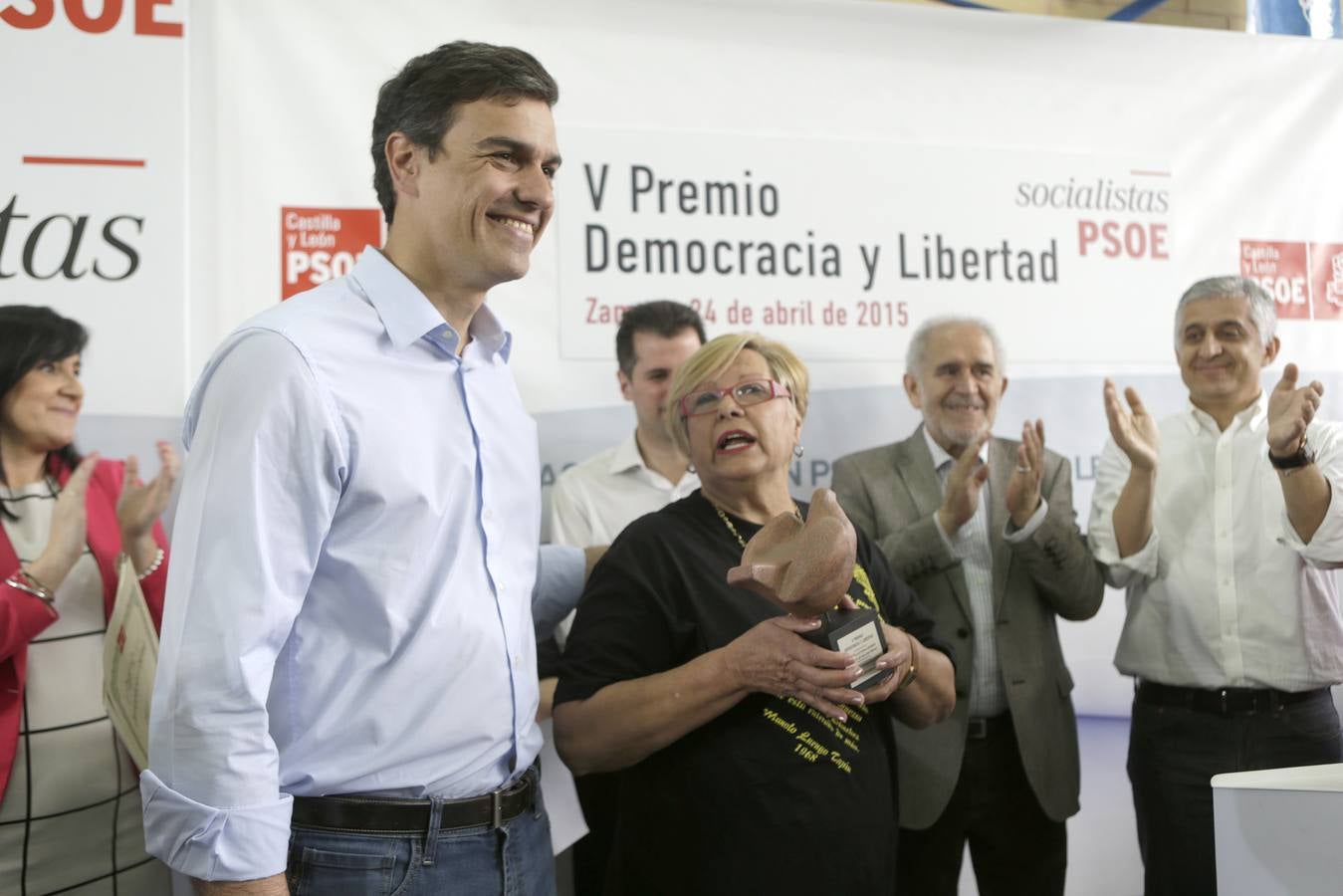 El secretario general del PSOE, Pedro Sánchez, asiste a una comida con militantes y entrega el Premio Democracia y Libertad 2014, a la Cocina Solidaria del Barrio de San José. Le acompañan, el candidato a la Alcaldía de Zamora, José Luis Gómez, y Tudanca. 