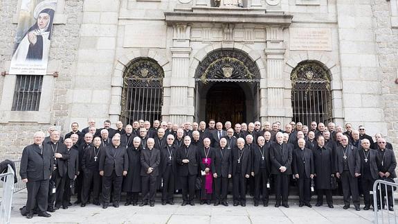 Los obispos de España posan a su llegada al Convento de La Santa después de su peregrinación a Ávila con motivo del V Centenario del Nacimiento de Santa Teresa y para clausurar la reunión de la CV Asamblea Plenaria de la Conferencia Episcopal. 