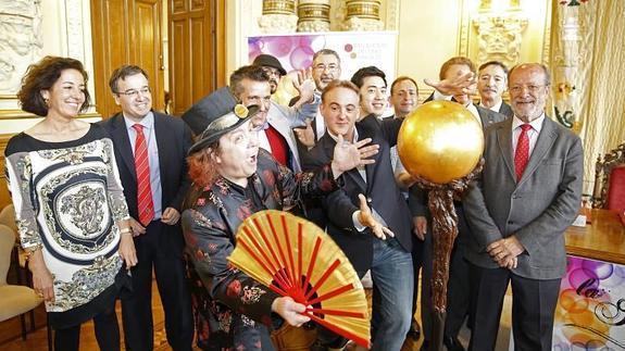 Los finalistas junto al alcalde y la teneinte de alcalde. 