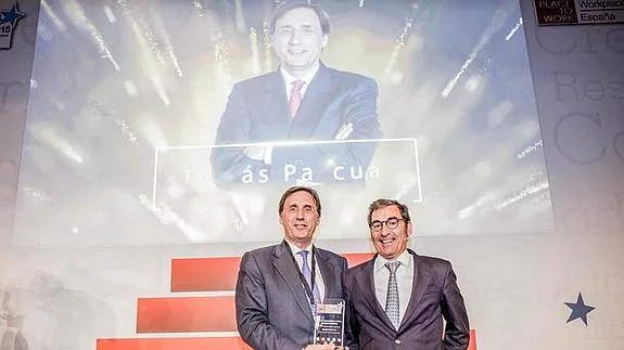 Tomás Pascual Gómez-Cuétara, presidente de Calidad Pascual, recoge el premio concedido por el entorno laboral de la compañía. 