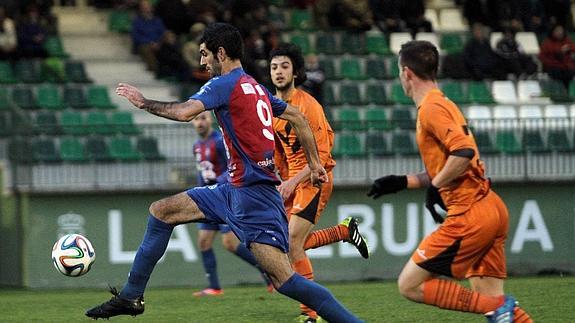 Ricar controla el balón durante el partido de ida ante el Burgos Promesas. 