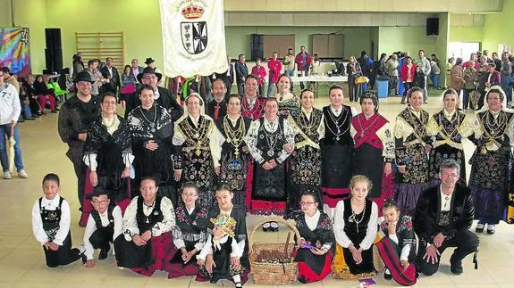 El grupo folclórico San Marcos de Doñinos de Salamanca posó tras su actuación de bailes y música tradicional, que se celebró en el centro polivalente.