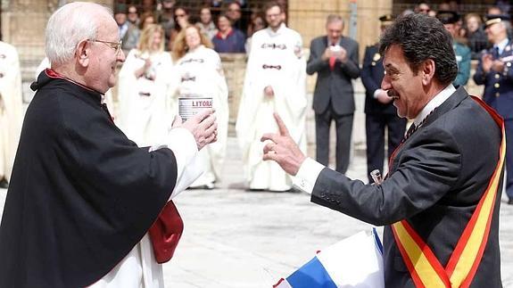 El síndico ha ofrecido a su oponente dialéctico un ‘kit’ de comida y siesta.