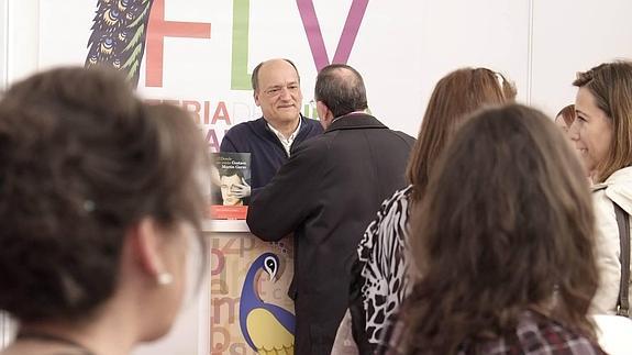 Gustavo Martín Garzo firma ejemplares de su última novela. 