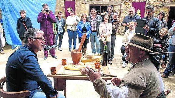 El alcalde, Manuel Ambrosio Sánchez, entrevistando al buhonero, Paco Sevillano. 