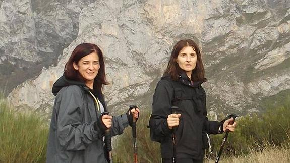 Imagen sacada de Facebook de Pepa Santos (izq.) y Begoña Gómez, aficionadas a la montaña y el senderismo. 
