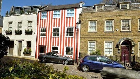 La casa pintada con rayas rojiblancas.