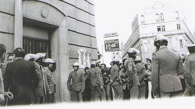 Policías durante el altercado protagonizado por Melchor San José. 