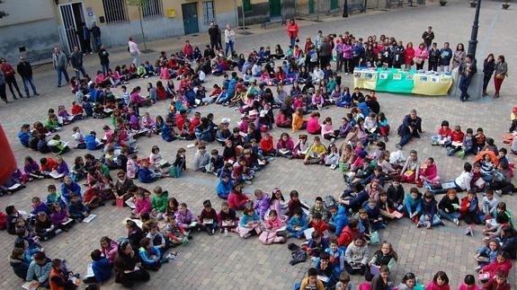 Alumnos del centro en plena lectura.