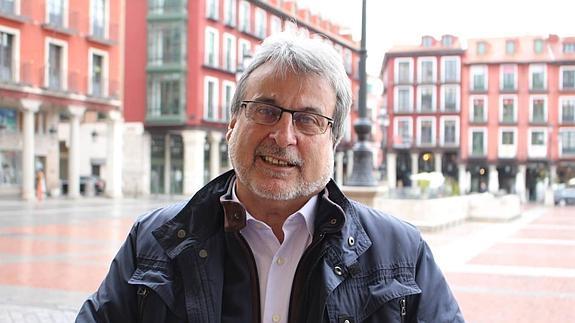 El procurador de Izquierda Unida, José María González, posa en la Plaza Mayor de Valladolid.
