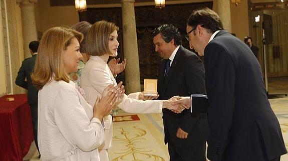 Doña Letizia saluda al alcalde de Palencia.